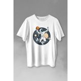Kendim Seçtim Uzayda Satürn Gezegeni Yanında Basketbol Oynayan Astronot Baskılı Tişört Unisex T-Shirt - Beyaz