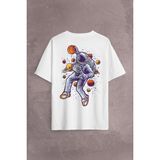Kendim Seçtim Uzayda Satürn Gezegeni Yanında Basketbol Oynayan Astronot Sırt Ön Baskılı Oversize Tişört T-Shirt - Beyaz - XL
