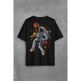 Kendim Seçtim Uzayda Satürn Gezegeni Yanında Basketbol Oynayan Astronot Sırt Ön Baskılı Oversize Tişört T-Shirt - Siyah