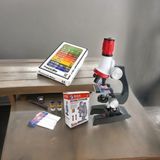 Kenly Çocuklar İçin Eğitici Mikroskop Seti 1200X Zoom LED Işıklı – 12 Hazır Numuneli Bilim Deney STEM Oyuncağı
