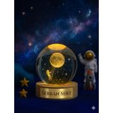 Kesene İsime Kişiye Özel Ledli USB Ahşap Standlı Merdivenle Aya Çıkan Astronot Temalı Küre Oda Gece Lambası
