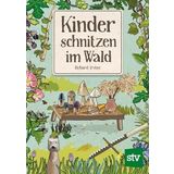 Kinder schnitzen im Wald