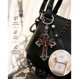 Kırmızı Kelebek Detaylı Gotik Haç Anahtarlık – Unisex Vintage Stil Aksesuar