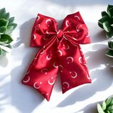 Kırmızı Renk Saten Üzerine Kırmızı Ay Yıldız Temalı Klipsli Fiyonk Toka 23 Nisan Tokası