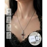 Kırmızı Taş Detaylı Gotik Haç Kolye – Alternatif Stil Unisex Zincir Kolye