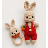 Kırmızı Tulumlu Havuçlu Sempatik Tavşan Uyku Arkadaşı Ve Çıngırak Takımı Amigurumi Organik Oyuncak
