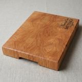 Kişiselleştirilebilir Kestane End Grain Ahşap Kesme Tahtası 39×29 cm (El yapımı)| 3.5 cm Kalınlık | Profesyonel Bıçak Dostu Doğrama Tahtası (İsim Yazılabilir)