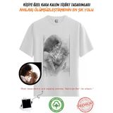 Kişiye Özel Karakalem Tişört - Fotoğraftan Baskılı Aile Portresi | %100 Pamuk Unisex Beyaz Tişört | Kadın Erkek Evcil Hayvan Tasarımlı Anlamlı Hediye V2