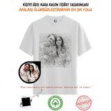 Kişiye Özel Karakalem Tişört - Fotoğraftan Baskılı Aile Portresi | %100 Pamuk Unisex Beyaz Tişört | Kadın Erkek Evcil Hayvan Tasarımlı Anlamlı Hediye V3