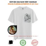 Kişiye Özel Karakalem Tişört - Fotoğraftan Baskılı Aile Portresi | %100 Pamuk Unisex Beyaz Tişört | Kadın Erkek Evcil Hayvan Tasarımlı Anlamlı Hediye V4