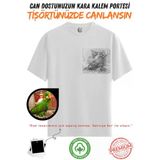 Kişiye Özel Karakalem Tişört - Fotoğraftan Baskılı Aile Portresi | %100 Pamuk Unisex Beyaz Tişört | Kadın Erkek Evcil Hayvan Tasarımlı Anlamlı Hediye V8