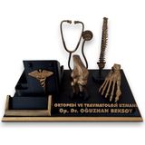 Kişiye Özel Masaüstü Isimlik ve Kartvizitlik Ortopedi ve Travmatoloji Doktoru, Doktora Hediye, Evlilik Yıl Dönümü Hediyesi - 1 - Siyah - Altın