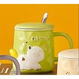 Kitten Yavru Kedi Figürlü Seramik Kupa, Kapaklı ve Metal Kaşıklı | 3'lü Set: Kupa+Kapak+Kaşık, Kabartmalı Kedi Tasarımı, Yeşil Renk, Porselen Malzeme, Ofis ve Ev Kullanımı