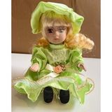 Kıyafetli Oturan Porselen Bebek Yeşil Elbiseli 18 Cm