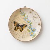 KOHO Vintage Avrupa Tarzı Seramik Dekoratif Duvar Tabağı, Kelebek ve Çiçek Desenli, 25x25 cm, Tek Parça