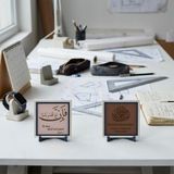 Kolaylık Müjdesi ve Besmele Yazılı İkili Dekoratif Masaüstü Süsü 10x10 cm | Özel taş tozu karışımı ve özel deri detaylarıyla uzun ömürlü kullanım sunan seçkin dekoratif settir.