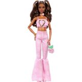 Kot Kısa Üst ve Uyumlu Gül Desenli Ispanyol Paça Pantolon Giyen, Gül Şeklinde El Çantası ve Takı Gibi Aksesuarları Olan Dalgalı Kahverengi Saçlı Barbie Deluxe Style Bebek (12), JJN72