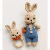 Kot Mavisi Tulumlu Havuçlu Sempatik Tavşan Uyku Arkadaşı Ve Çıngırak Takımı Amigurumi Organik Oyuncak