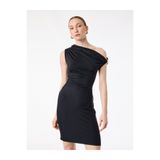 Koton Slim Fit Aksesuar Detaylı Asimetrik Kayık Yaka Drapeli Kolsuz Mini Elbise