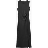 Koton Slim Fit Bisiklet Yaka Yırtmaçlı Drape Detaylı Kolsuz Midi Elbise - Siyah - XL