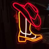 Kovboy Şapkası ve Çizme Neon Işıklı Duvar Tabelası, Kırmızı-Sarı | LED Neon Aydınlatma, Batı Teması Dekor, Duvar Asma, Parlak Renkli Işık, Bar ve Oda Dekoru