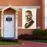 Kravatlı Takım Elbiseli Gazi Mustafa Kemal Atatürk Retro Yan Portre - Poster Bayrak 100x150 cm