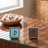 Kulluk Bilinci ve Bismillah Yazılı İkili Dekoratif Obje Set 10x10 cm | Elif ve Vav yazıları, minimalist tarzıyla geleneksel sanatları modern ev dekorasyonuna zarifçe taşır.