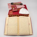 Kuran + Seccade + Tesbih + Takke + Misvak + Esans Hediye Seti (Orta Boy, Raşel Kare Kutu, Bordo)