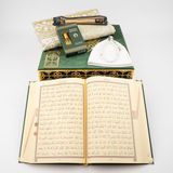 Kuran + Seccade + Tesbih + Takke + Misvak + Esans Hediye Seti (Orta Boy, Raşel Kare Kutu, Yeşil)