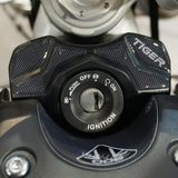 labelbike - Reçineden 3D Motosiklet Kontak Anahtarı Bölgesi Koruma ve Dekorasyon Çıkartma Triumph Tiger 900 GT ve Rally ile uyumlu - Renk Karbon Siyahı Gri
