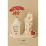 Larina Hediyelik Romantik Sarılan Çift Mum Seti – El Yapımı Figürlü Mum + Dekoratif Vazo – Sevgiliye Özel Hediye - 1 Adet