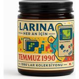 Larina Nostalji Koleksiyonu – Retro Temalı Kokulu Mumlar | 70’ler, 80’ler, 90’lar ve 2000’LER Dekoratif Cam Kavanoz Mum Serisi - TEMMUZ-1990