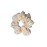 Lastik Toka, İncili Çiçekli – Çiçek Desenli Kumaş Scrunchie, Şık ve Yumuşak Saç Tokası (Krem Rengi)