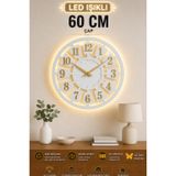 LED Işıklı Duvar Saati, 60 cm, Beyaz Ahşap, Altın Rakamlı | Gün Işığı LED, Sessiz Akrep, 3 AA Pil Dahil, Her Mekana Uyumlu, Dayanıklı Malzeme