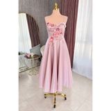 Lenta Moda Pudra Üç Boyutlu Dantel Kaplama Midi Boy Lizbon Saten Abiye ve Gece Elbisesi