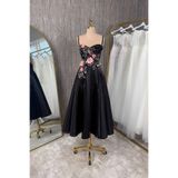 Lenta Moda Siyah Üç Boyutlu Dantel Kaplama Midi Boy Lizbon Saten Abiye ve Gece Elbisesi