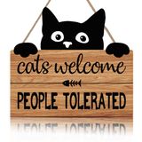 LHIUEM Komik Kedi Hoş Geldiniz İşareti, Kediler Hoş Geldiniz İnsanlar Tolere Edilmiş Kitty Kitten Ayak İzi Ahşap Plaka, 30 x 25 cm Kara Kedi Dekoru, Evcil Hayvan Dükkanı Ev Dekoru için Komik Ahşap Asma İşareti, Kedi Sever Hediyeleri