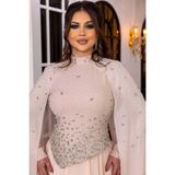Lin Fashion Özel tasarım dökümlü pelerinli abiye. Krep ve şifon kumaş. Göğüs ve belde inci ve kristal taşlı. A-kesim maxi boy, düğün ve özel davetler için uygundur.