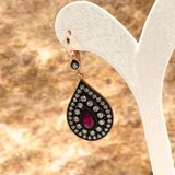 Livora Jewelry Elmas Montür Yakut Taşlı Damla Gümüş Küpe LVRKP36