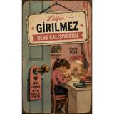 Lucena Retro Ders Çalışıyorum Metal Duvar Tabelası - Kız Çocuk Odası Dekoratif Vintage Poster 30x40 cm