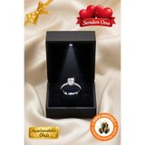 Lucente Jewellery Işıklı Hediye Kutulu Evlenme Teklifi Yüzüğü 925 Ayar Luxury Serisi Pırlanta Montürlü Yuvarlak Kesim Tektaş Nişan Gümüş Küpe Hediyeli Tek Taş Sevgiliye Evlilik Teklifi İçin Ayarlanabilir Zarif Yüzük