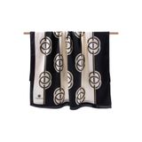 LÜKS MEDİNE İPEĞİ ÇİZGİLİ DESENLİ SİYAH RENKLİ 75X195 KIRIŞMAZ ŞAL MOSS KREP DİKİŞ TİPİ İTALYAN DİKİŞLİ