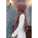 LÜKS MEDİNE İPEĞİ GOLD DETAYLI BAROK DESENLİ GÜL KURUSU RENKLİ 75X195 KIRIŞMAZ ŞAL MOSS KREP DİKİŞ TİPİ İTALYAN DİKİŞLİ