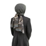 LÜKS MEDİNE İPEĞİ KENAR MOTİFİ ÇİÇEK DESENLİ GÜMÜŞ RENKLİ 75X195 KIRIŞMAZ ŞAL MOSS KREP DİKİŞ TİPİ İTALYAN DİKİŞLİ