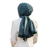 LÜKS MEDİNE İPEĞİ MONOGRAM DESENLİ ZÜMRÜT YEŞİLİ RENKLİ 75X195 KIRIŞMAZ ŞAL MOSS KREP DİKİŞ TİPİ İTALYAN DİKİŞLİ