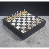 Lüks Sandıklı Metal Satranç Takımı Krom Kaplama Klasik Gold Temalı Figür – Mermer Desen Zemin 20 cm.