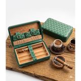 Lüks Yeşil Deri Seyahat Tipi Puro Kutusu - Sedir Ağacı Kaplı 4'lü Puro Kılıfı - Özel Desenli Portatif Humidor, Puro Kesici ve Aksesuar Bölmeli - Erkekler İçin Premium Hediye Seti