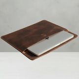 Luqa Leather Laptop Kılıfı, MacBook Pro 14 ve MacBook Air 13.6 ile Uyumlu, Kahverengi, Hakiki Deri, 14 inç, Su Geçirmez, Düz Desen