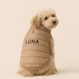 Lusi Doog İsme Özel Köpek Yeleği İsimli Anorak Yelek Puf Köpek Kıyafeti I Küçük ve Orta Irklar I Renk Seçenekli (Kahverengi, 2X-Small)