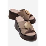 LuviShoes FIANNA Bej Süet Hakiki Deri Tokalı Çapraz Bantlı Kadın Dolgu Topuklu Terlik